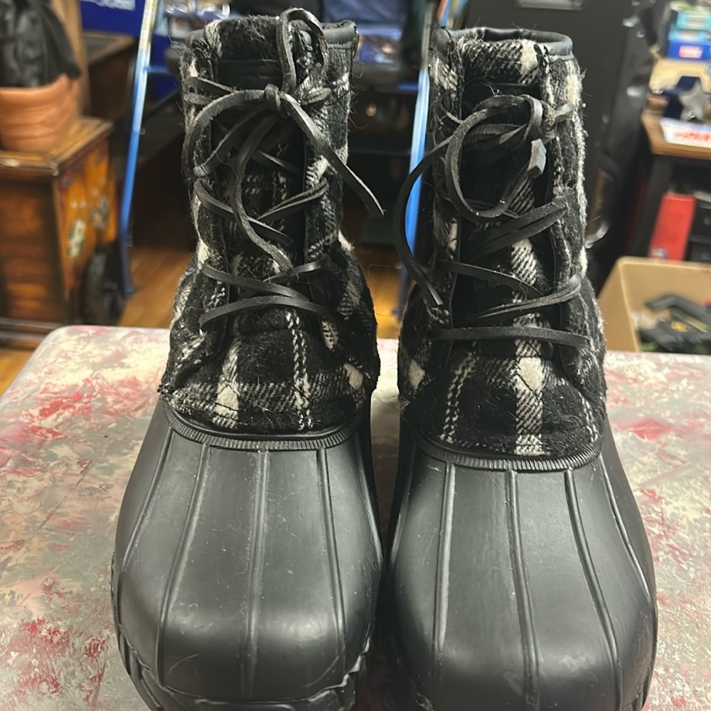 Woman’s lined winter boots size 9
